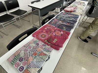 アフガニスタン女性たちが作成し販売しているハンドメイド・カバンの見本