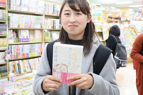 学生選書ツアーの様子1