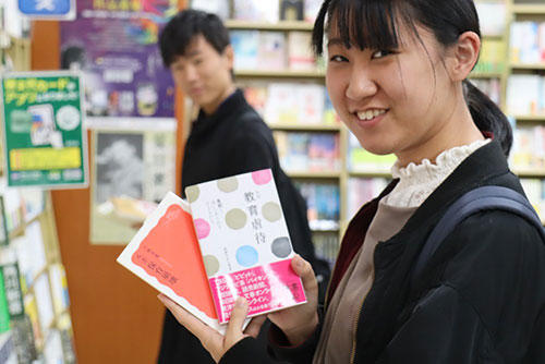 学生選書ツアーの様子2