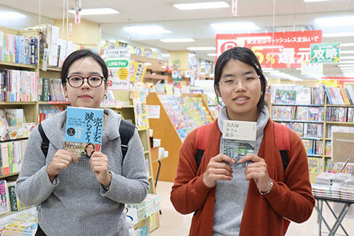学生選書ツアーの様子4