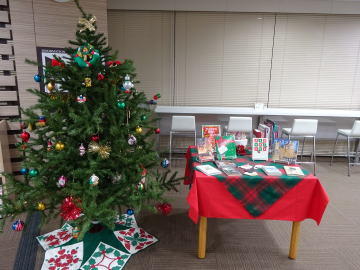 クリスマスモードの図書館