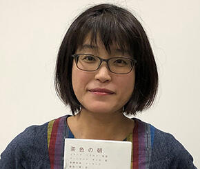 本と佐藤八千代さんの写真