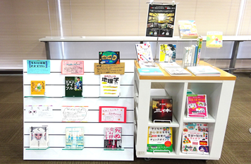 「第29回学生選書ツアー連動企画展：過去に選ばれた本が、図書館に並ぶ。」を開催しています。