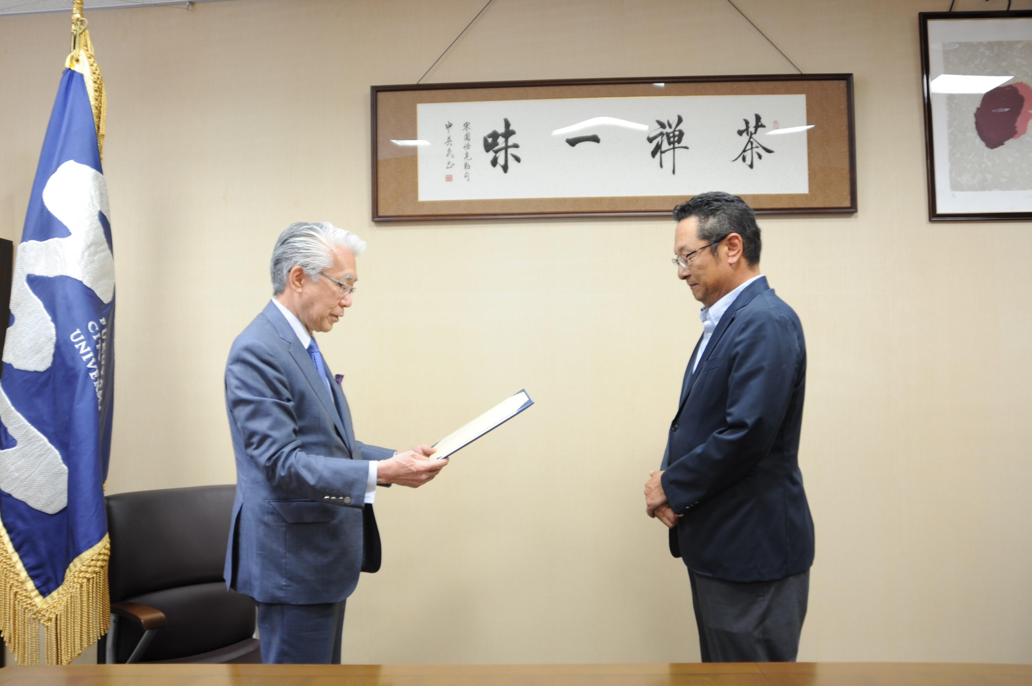 感謝状を渡す